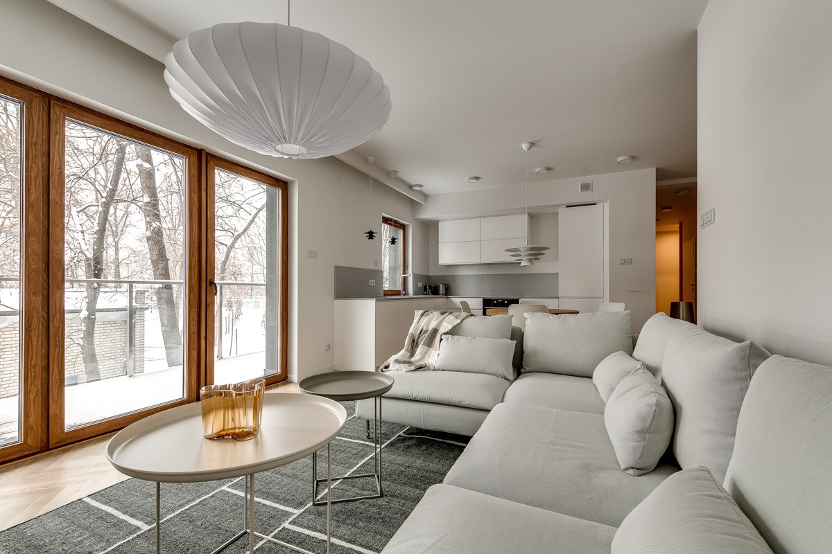Wnętrze salonu z kuchnią w skandynawskim minimalistycznym stylu.